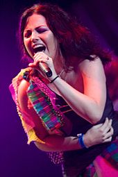 Lee treedt op tijdens het Maquinaria Festival in Brazilië. Verschillende critici prijzen Lee voor haar krachtige en gepassioneerde zangprestaties.  