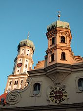 Augsburg: The two towers of the Protestant (in the foreground) and the Catholic Ulrich Church stand for religious peace in the city.