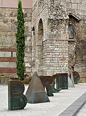 Sculpture Barcino by Joan Brossa in front of the remains of the Roman aqueduct at Plaça Nova