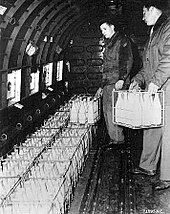 Soldados carregam leite em um avião com destino a Berlim Ocidental durante o Berlin Airlift