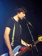 Gordon Moakes, nekdanji basist, ki se je pridružil, ko je prebral oglas v NME
