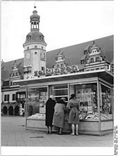 Newspaper kiosk on the Leipzig market (1961)