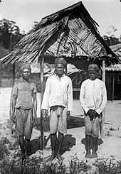 Lisela mannen bij een dorp, begin 20e eeuw.  