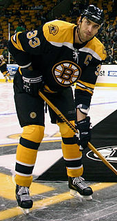Zdeno Chara tocou para os Senadores de Ottawa 2002-03 e para os Bruins de Boston 2013-14.