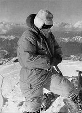 Achille Compagnoni sobre a cúpula do K2 em 1954