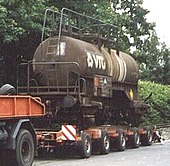 Road roller with tank wagon
