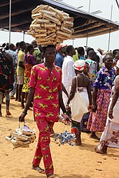Jovens vendendo lâmpadas móveis em Benin
