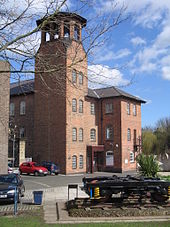 La entrada al museo y la torre desde Cathedral Green