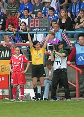 The fourth official (here Inka Müller-Schmäh) indicates a substitution