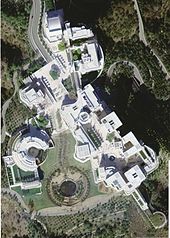 Zdjęcie satelitarne USGS z Getty Center. Okrągły budynek po lewej stronie to Getty Research Institute. Dwa budynki na górze to biura administracyjne Getty Trust, a reszta to muzeum.