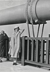 Ein Mitglied der Öffentlichkeit posiert am Eröffnungstag der Golden Gate Bridge in San Francisco am 27. Mai 1937.
