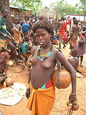 Een vrouw met traditionele kleding in Zuid-Ethiopië, waar toplessness onder vrouwen gebruikelijk is