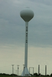 Torre de água da nação Kaw, ao longo da I-35 em Oklahoma.