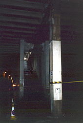 Rămășițele stației de tramvai Holborn (aprilie 2004).  