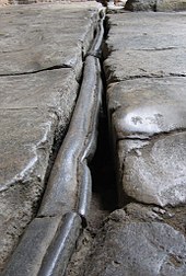 Pipa romana di piombo con una cucitura piegata, ai bagni romani di Bath, Inghilterra
