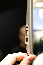 Klapluik aan de rechterkant van het oudere model notebook onthult poorten op de computer.
