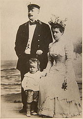 El joven Sergei con sus padres Mikhail y Julia Eisenstein.  