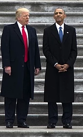 Presidentti Donald Trump ja hänen edeltäjänsä Barack Obama, ensimmäinen afroamerikkalainen presidentti.