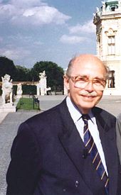 Otto Habsburg in front of the Belvedere Palace in Vienna (1998)
