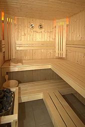 Binnen in een moderne Finse sauna