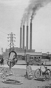 Senjū coal-fired power plant in the 1940s with its "ghost chimneys" ( お化け煙突, obake entotsu).