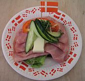Sanduíche aberto dinamarquês (smørrebrød) em pão de centeio escuro. Um item alimentar popular na Dinamarca.