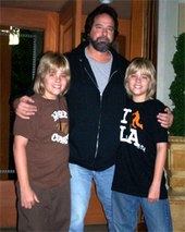 Дилън (вляво) и Коул (вдясно) с учителя си по актьорско майсторство Гари Спац, ок. 2007 г.  