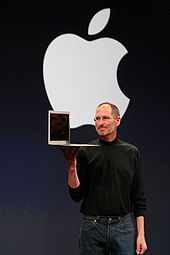Steve Jobs met een MacBook Air tijdens de keynote in 2008.