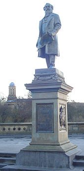 Het standbeeld van Titus Salt in Roberts Park  