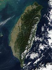 Taiwan is voornamelijk bergachtig in het oosten, met zacht glooiende vlaktes in het westen. De Penghu-eilanden liggen ten westen van het hoofdeiland.  