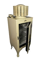 Primo frigorifero elettrico. Lo scambiatore di calore è in cima. Si trova nel Thinktank, Birmingham Science Museum.