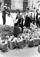 Polnische Zivilisten bei der Vorbereitung von Sandsäcken im Innenhof des Stadthauses in der Moniuszki-Straße. Im August 1944