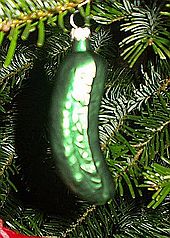 Um pickle de Natal produzido por Lauschaer Glaskugelhaus da Alemanha