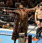 Okada gör sin signaturpose under sin tid som IWGP Heavyweight Champion i juli 2013.  