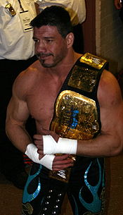 Guerrero als WWE Tag Team Kampioen.  