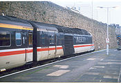 Suurnopeusjunan moottorivaunu (veturi) ja vaunu InterCityn "pääskyjen värissä" Penzancessa.  