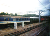 Una imagen de un histórico verde y un vagón Mk1 azul y blanco de BR Regional Railways. Están en el patio de mercancías de Crewe en el año 2000. Los antiguos vagones Mark 1 estaban siendo retirados en el momento de la privatización.  