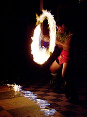 Uma dançarina do fogo samoana.