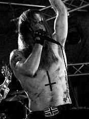 Kříž svatého Petra je v black metalu běžným obrazem.