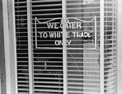Een pro-segregatie (segregatie) bord op een restaurant in Lancaster, Ohio, in 1938. Het was duidelijk dat alleen blanken hier konden eten, terwijl zwarten en oosterlingen er niet gewenst waren.