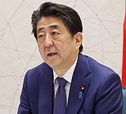 28. srpna odstoupil japonský premiér Šinzó Abe z funkce kvůli špatnému zdravotnímu stavu.  