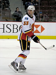 Adrian Aucoin liittyi Flamesiin vuonna 2007 Chicagon kanssa tehdyn kaupan jälkeen.  