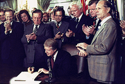 Carterův podpis zákona o deregulaci leteckých společností v roce 1978