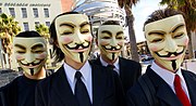Anonīmās grupas protestētāji savās ikoniskajās Gajfoksa maskās