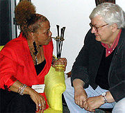 Ebert (à droite) avec Lillian Boutte (à gauche) en septembre 2002, peu après le diagnostic de son cancer