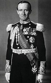 Lord Tweedsmuir como Governador Geral do Canadá usando o crachá Companheiro de Honra em seu pescoço