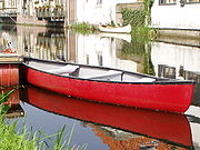 Uma canoa para duas pessoas.