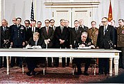 Carter a Leonid Brežněv při podpisu jednání o omezení strategických zbraní