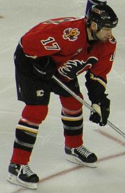 Chris Simon se unió a los Flames a tiempo para ayudar a Calgary a llegar a las finales de la Copa Stanley de 2004.  