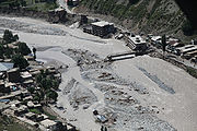 Beschadigde brug bij overstromingen in Pakistan  